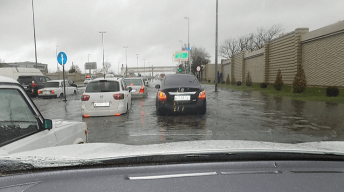 Yağış paytaxtı iflic etdi: Bəzi avtobusların hərəkət istiqaməti dəyişdirildi