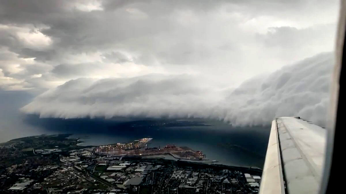 Yağış yağanda niyə ağ buludlar qara rəngə bürünür?