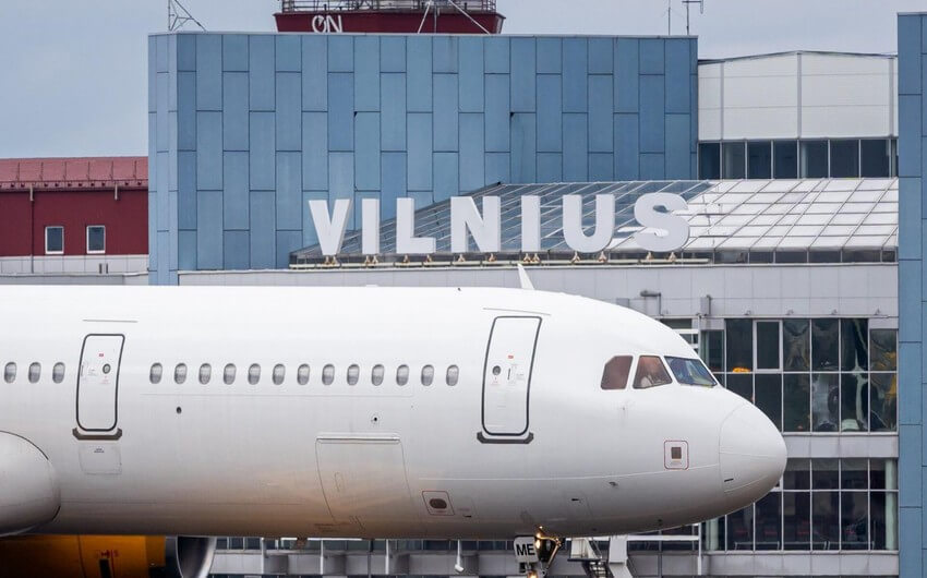 Yük təyyarəsi yaşayış evinin üzərinə düşüb, pilot ölüb