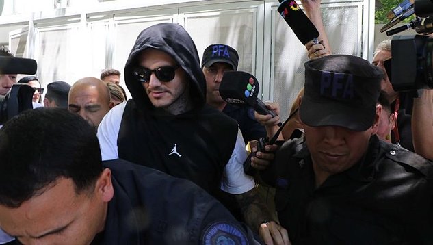 Polis İkardinin evində 5 saat silah axtarıb - İDDİA