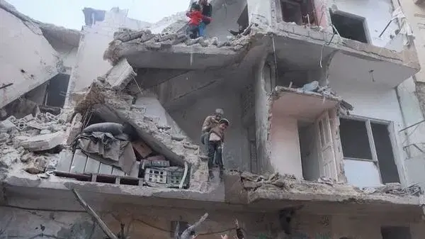 Suriya Mülki Müdafiə qrupları hücumlardan sonra sağ qalanları xilas etməyə çalışır