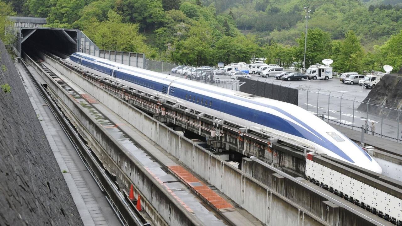 Saatda 600 kilometri keçən dünyanın ən sürətli qatarı relslərə toxunmadan gedir