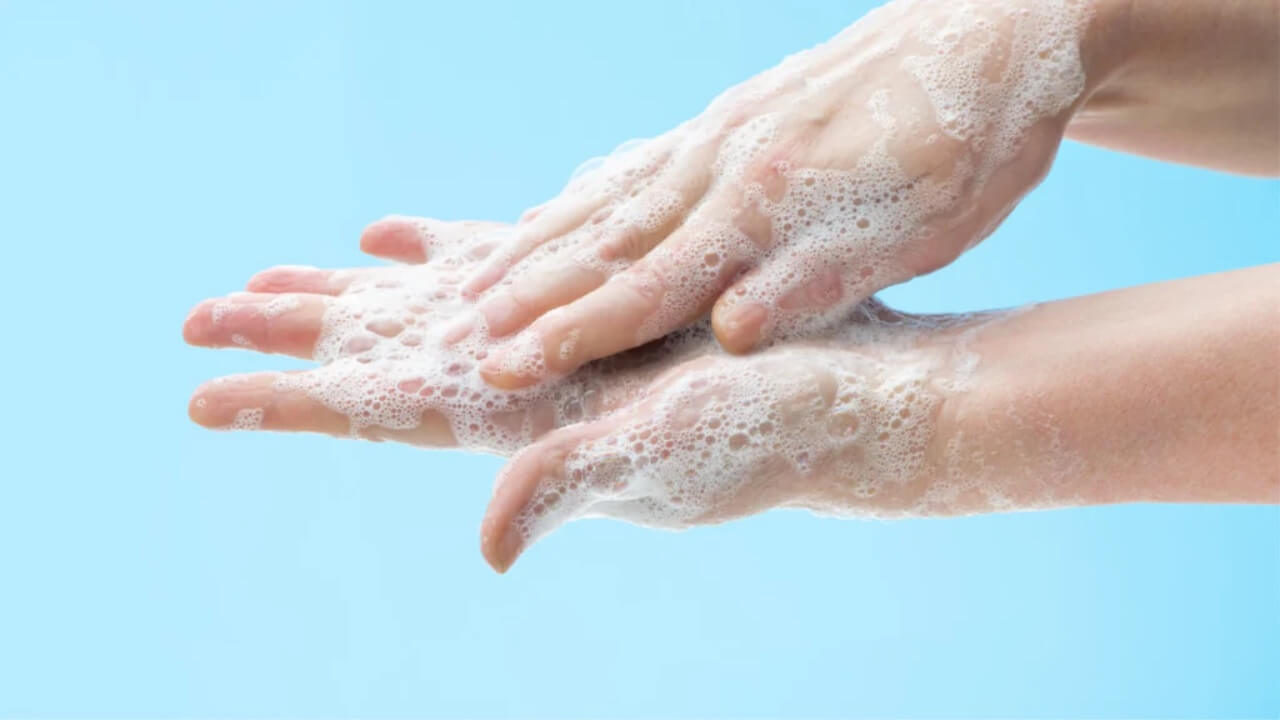 Sabun əlimizdəki mikrobları tam olaraq necə yox edir?