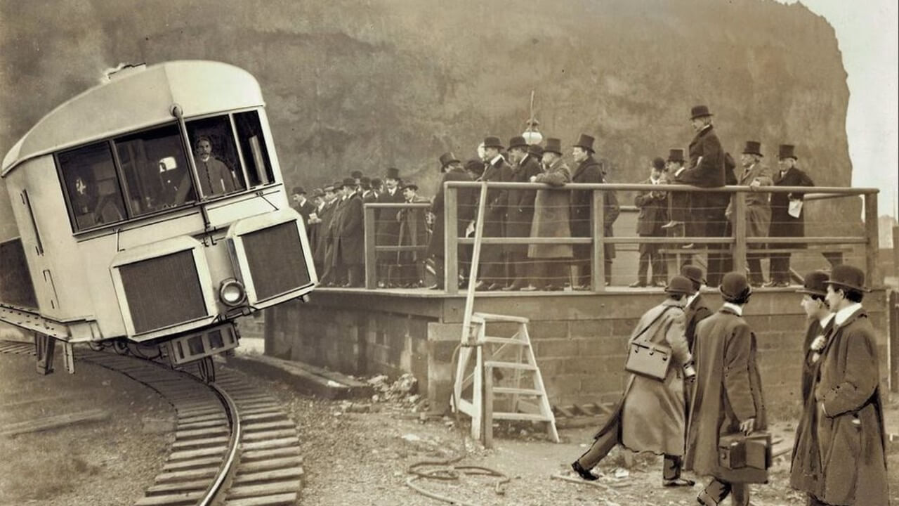 Tək bir relsdə balanslı şəkildə hərəkət edən bu qatar niyə istehsaldan çıxarıldı?