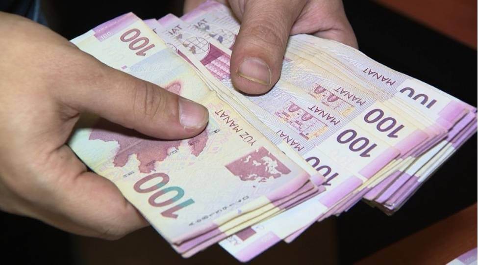 Bakı məktəblərində çalışan müəllimlərin orta aylıq əməkhaqqı 1 000 manata yaxındır