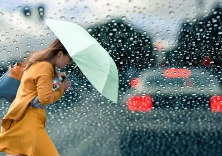 Yağışda islanmaq insanı xəstə edirmi?