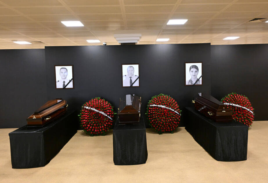 Təyyarə qəzasında həlak olan ekipaj üzvlərinin vida mərasimi keçirilir