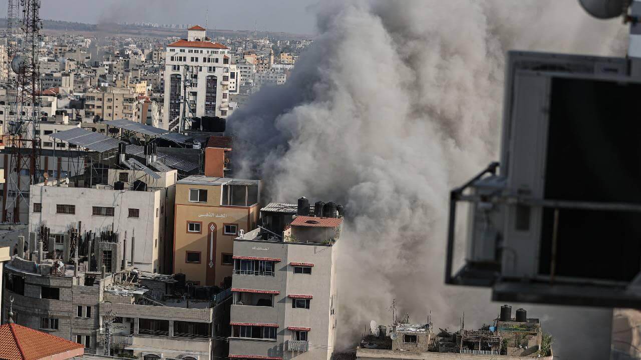 İsrail Qəzzada yaşayış binalarına zərbə endirib