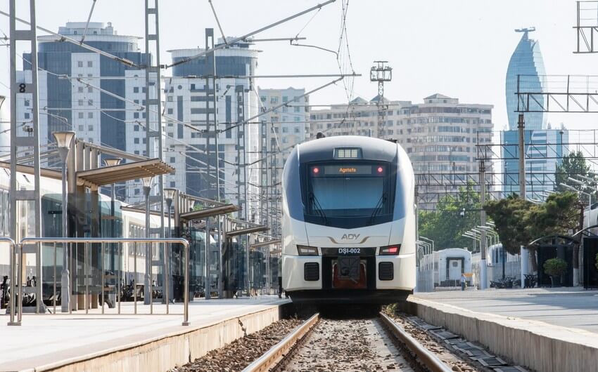 Ağstafa–Bakı qatarı sərnişinlərin qanunsuz hərəkəti nəticəsində ləngiyib