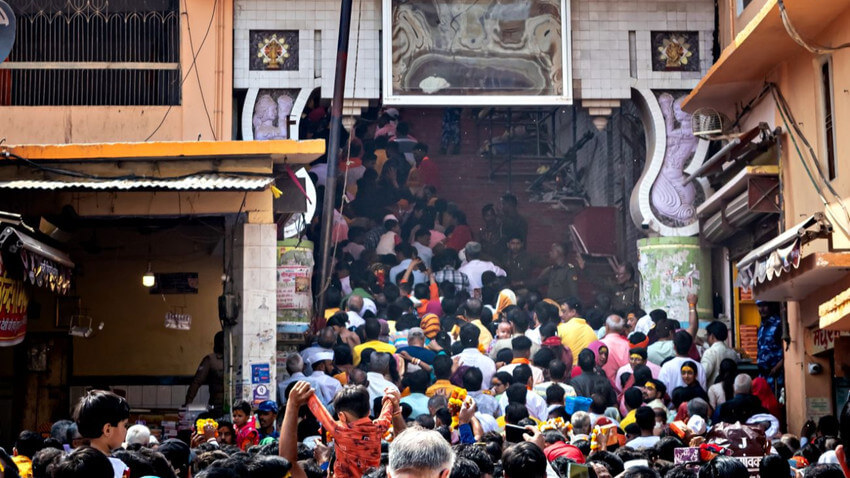 Hindistanda insanlar viza almaq üçün məbədlərə axışırlar