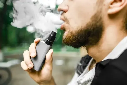 Fransa parlamenti birdəfəlik elektron siqaretləri qadağan edib