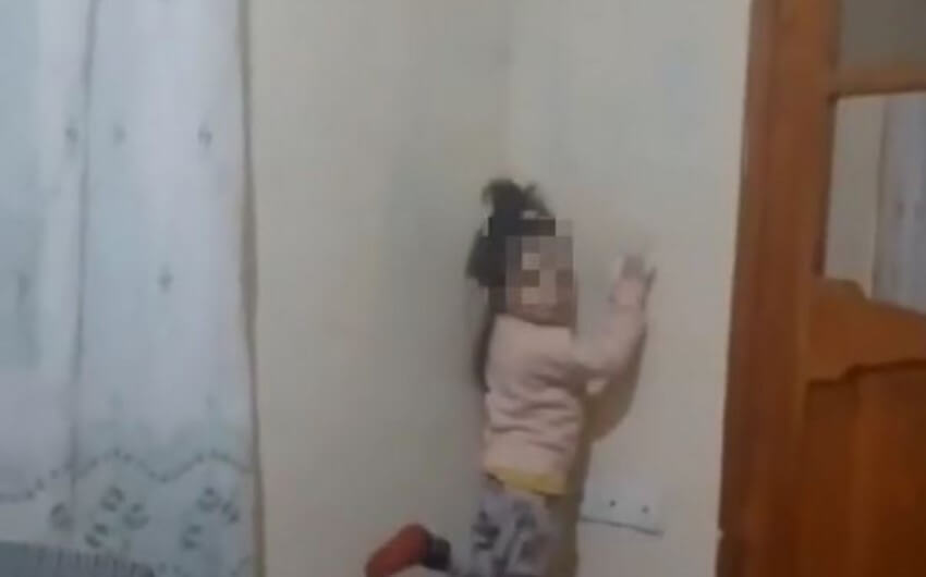 Övladına işgəncə verən ana saxlanılıb, cinayət işi başlanılıb