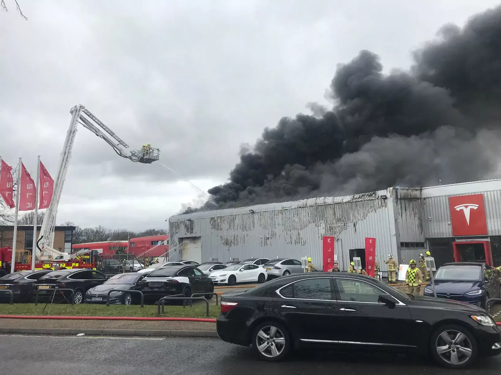 "Tesla" mağazasında yanğın baş verib, maşınlar kül olub
