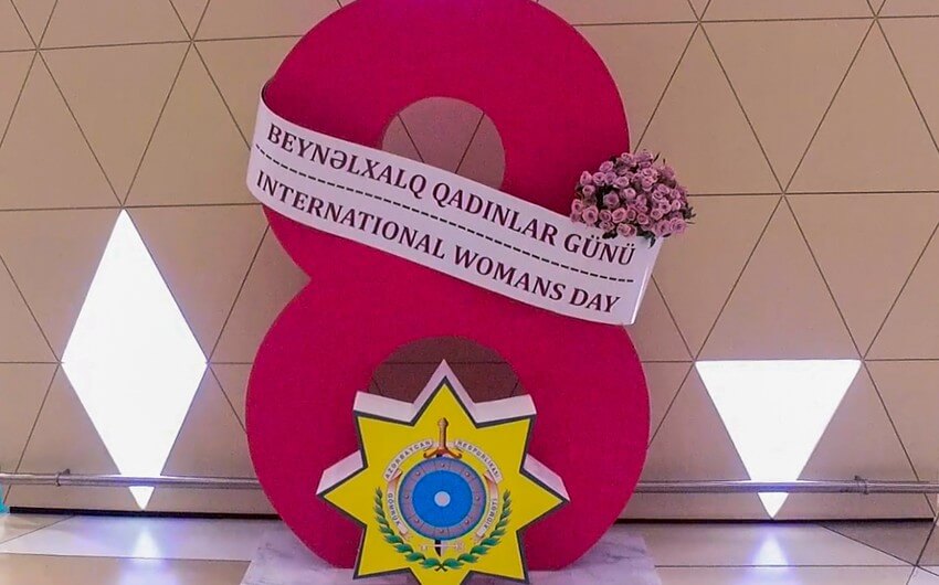 Azərbaycana təyyarə ilə gələn xanımlar çiçəklə qarşılanıb