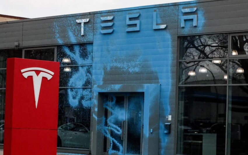 Berlində ekofəallar “Tesla” salonunun girişinə mavi boya atıblar