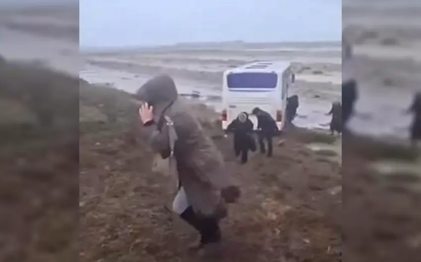 Bakıda marşrut avtobusu güclü külək səbəbindən yoldan çıxaraq çökəkliyə düşüb