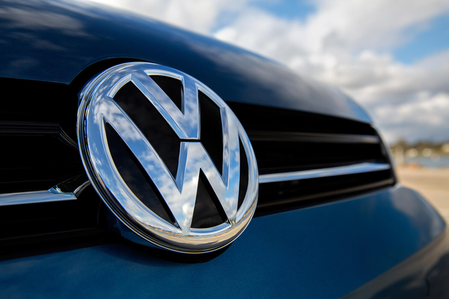 VW əməliyyat mənfəətini 1,6 dəfə azaldıb, gəlirini 3% artırıb