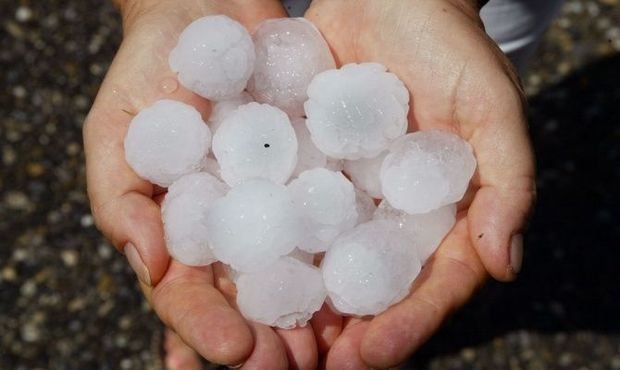 Kəlbəcərə dolu düşüb, Şahdağa qar yağıb