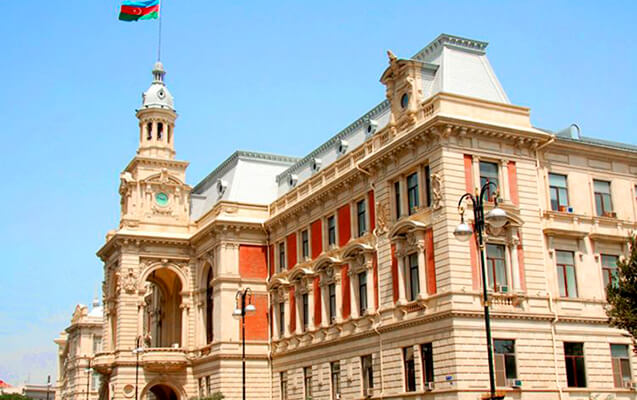 BŞİH-də şəhərin görünüşünə xələl gətirən tikililər və nöqsanlar müzakirə edilib