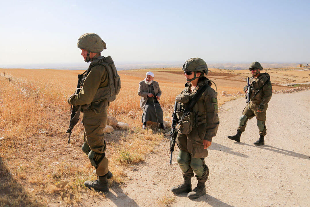 İsrail on minlərlə əsgəri xidmətə çağırır