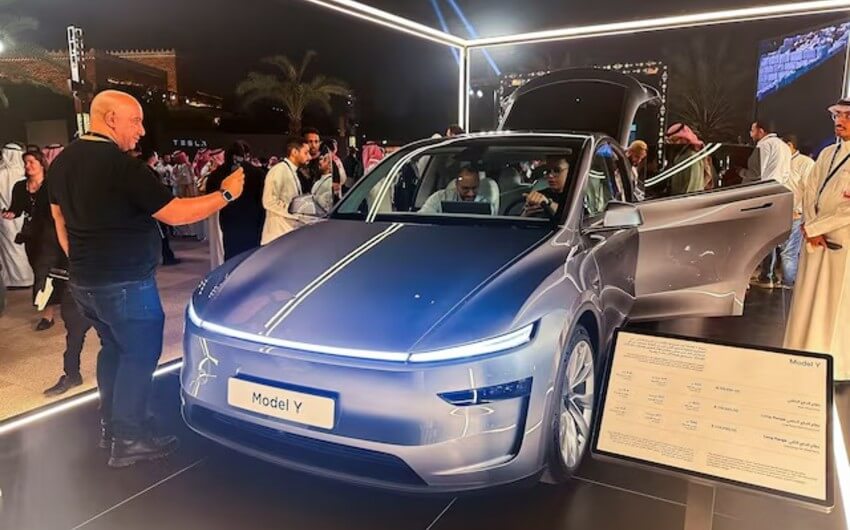 Mask “Tesla”nın sürücüsüz taksisinin avtonom çatdırıldığını bildirib