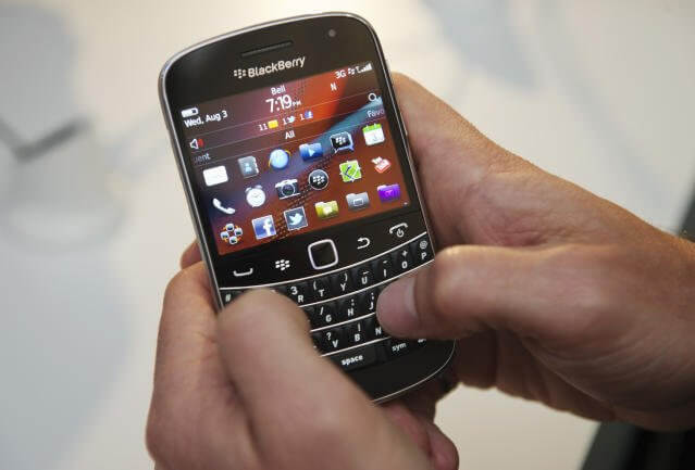 “BlackBerry” səhmlərini 600 milyon dollara satır
