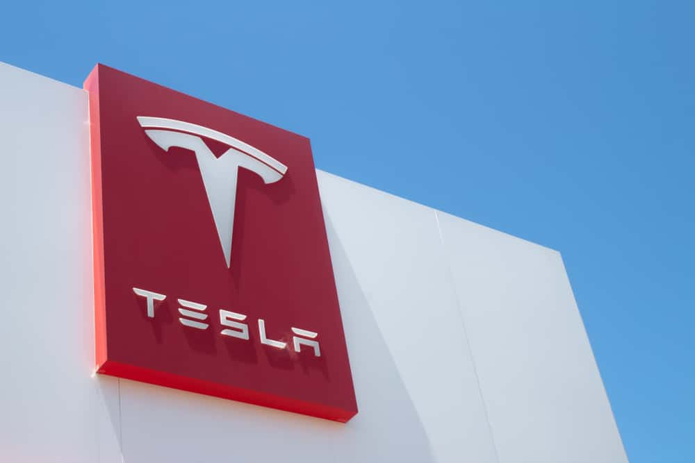 “Tesla” 107 mindən çox avtomobili geri çağırır