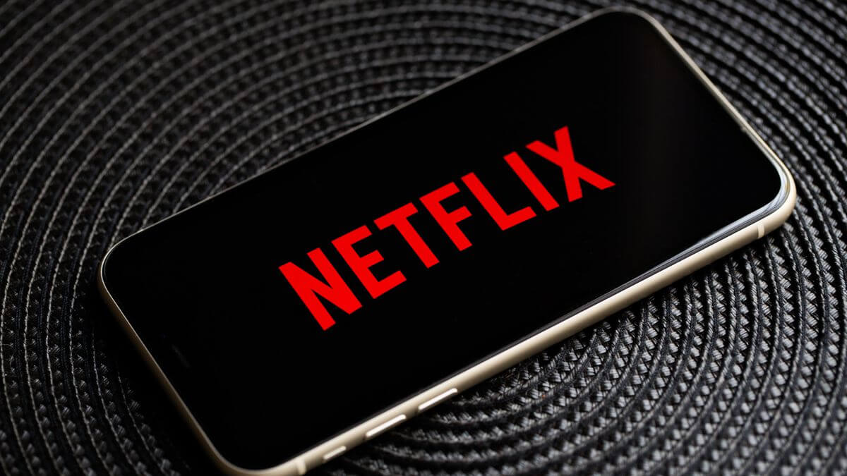 “Netflix” hesabını dostları ilə bölüşən istifadəçilərdən əlavə pul tutacaq