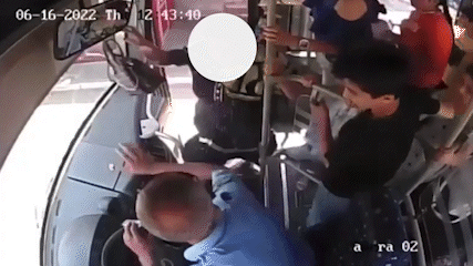 Sürücü onu vuran qadını avtobusdan təpiklə çıxardı – VİDEO