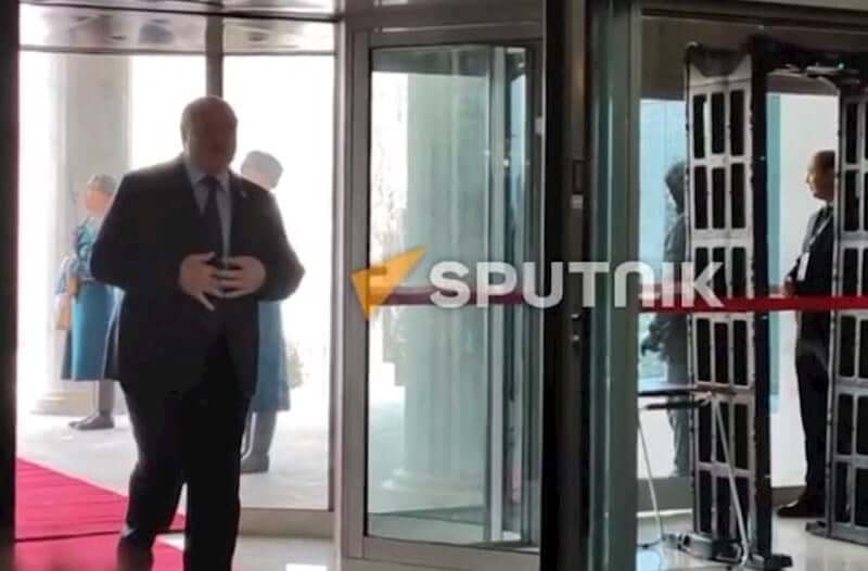 Lukaşenko: “”Mercedes” zəif işləyir, piyada gəldim” – VİDEO
