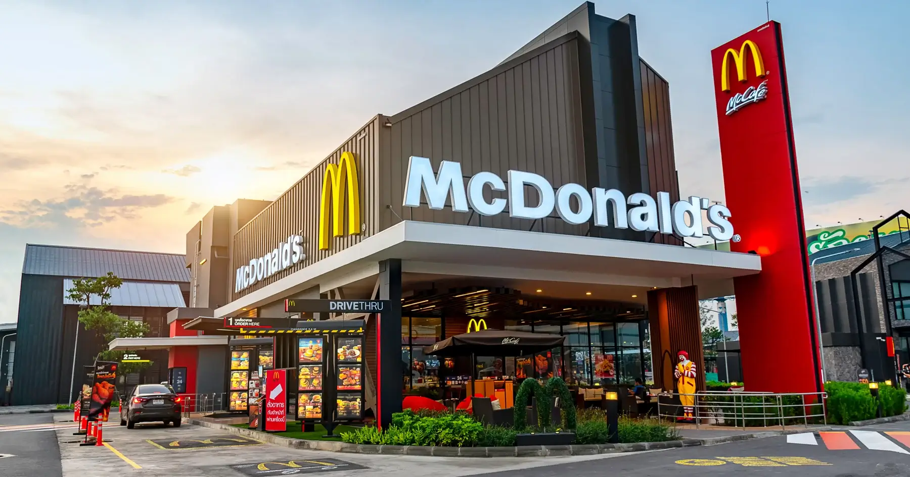 “McDonald’s” ilk robot filialını açdı