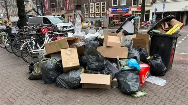Hollandiyada təmizlik işçilərinin tətili səbəbilə küçələr zibil yığınları ilə dolub
