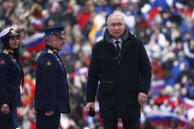Putinin paltosu yenidən gündəm oldu