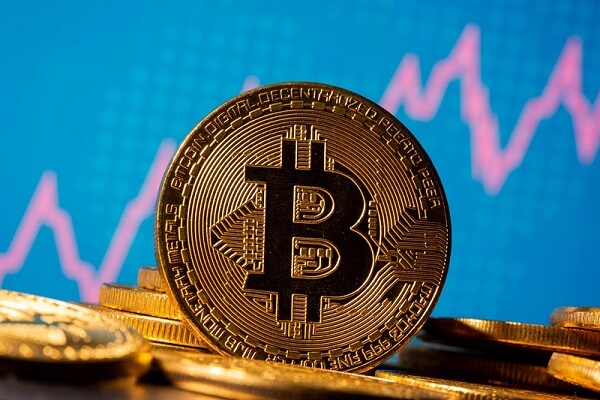 Sürətlə ucuzlaşan “Bitcoin” yenidən bahalaşıb