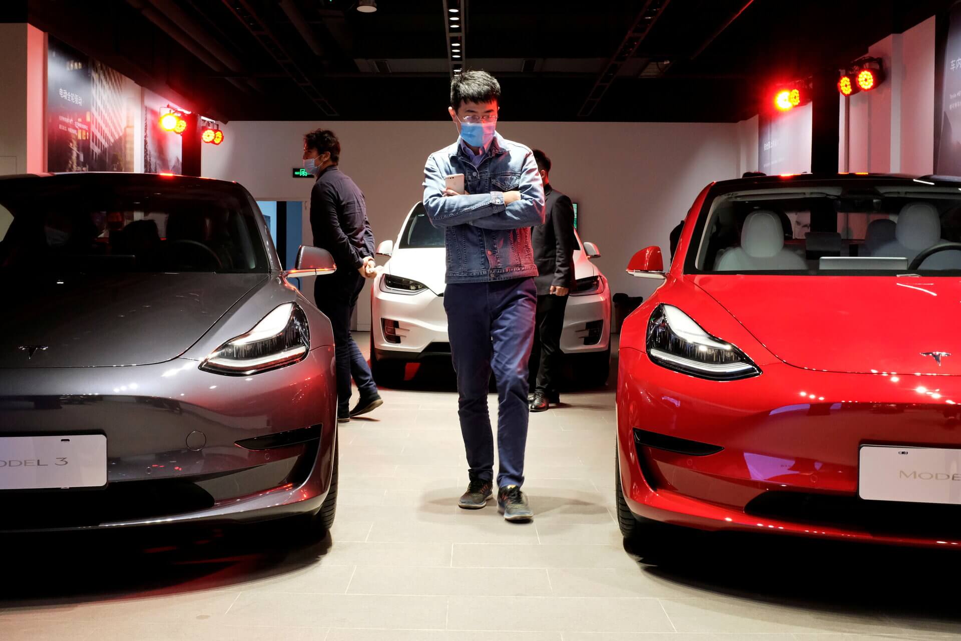 “Tesla” Çindəki 8700 avtomobilini geri çağıracaq