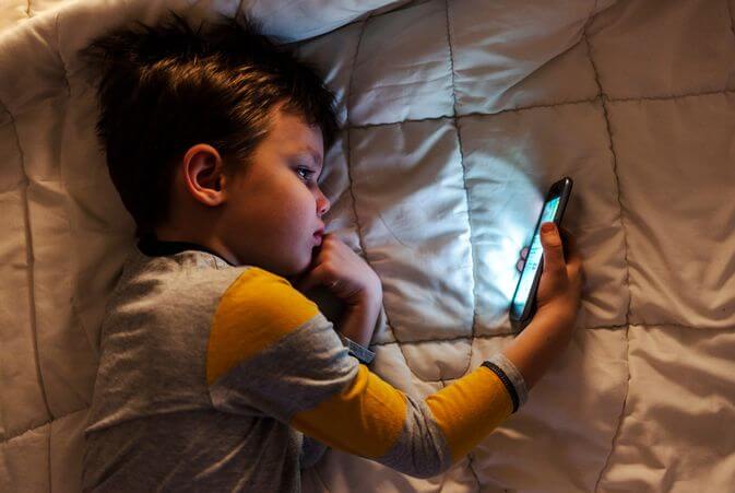 Telefonlara uzun müddət baxmaq uşaqlarda korluğa səbəb ola bilər