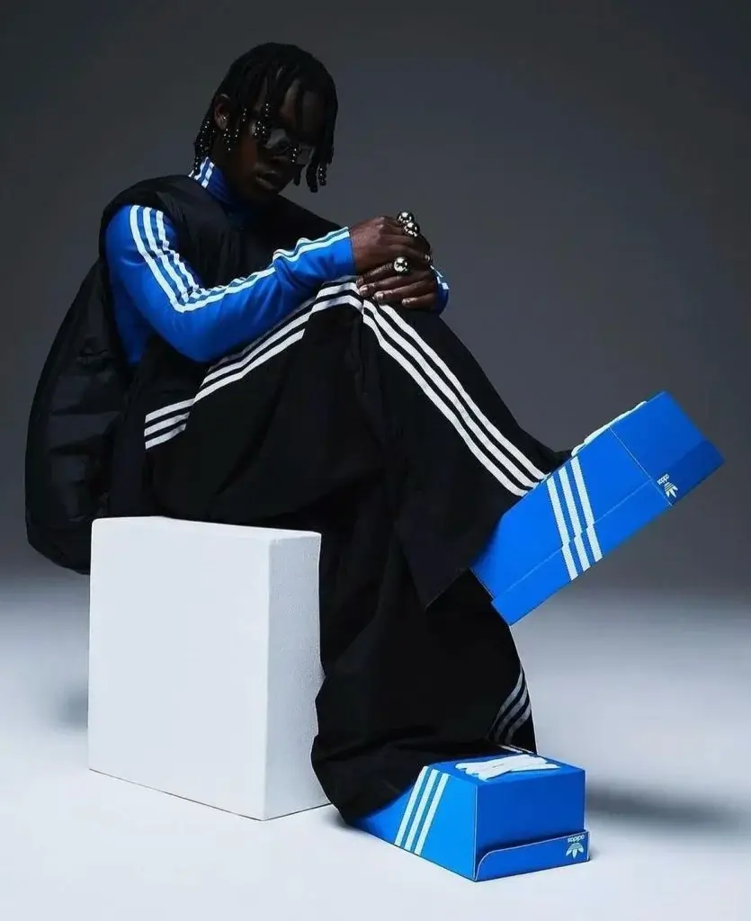 “Adidas” qutu formalı ayaqqabı istehsal edib