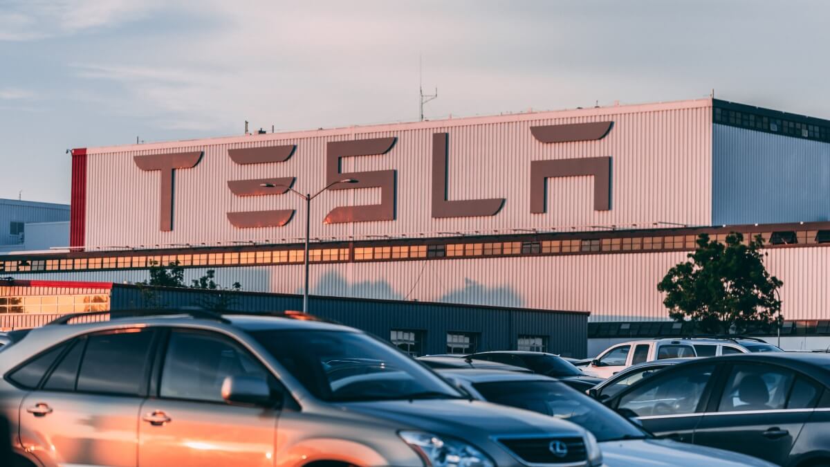 “Tesla”nın bazar dəyəri xeyli aşağı düşdü