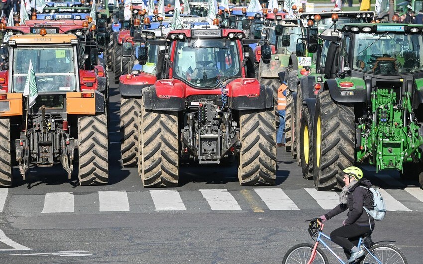 Fransada fermerlər traktorlarla etiraz aksiyası keçirib