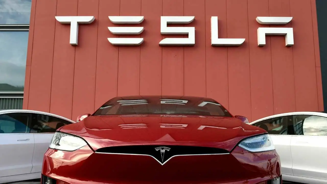 “Tesla”nın xalis mənfəəti 2 dəfə azalsa da, səhmləri 10% artdı