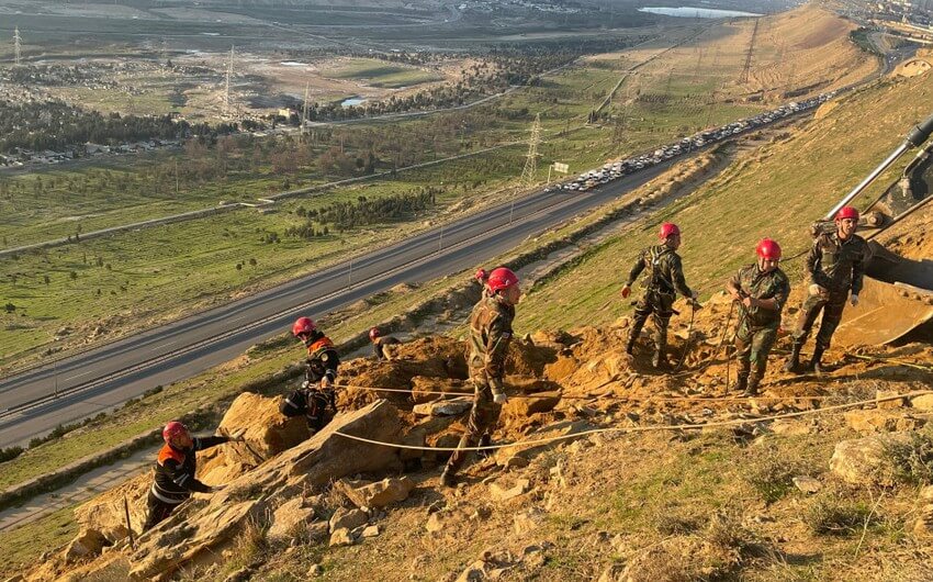 Badamdarda uçqun riski olan qaya parçaları ərazidən götürülüb