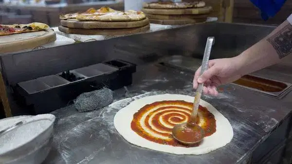 Menyuda pizzanın yanında kokain təklif edilən restorana basqın edildi