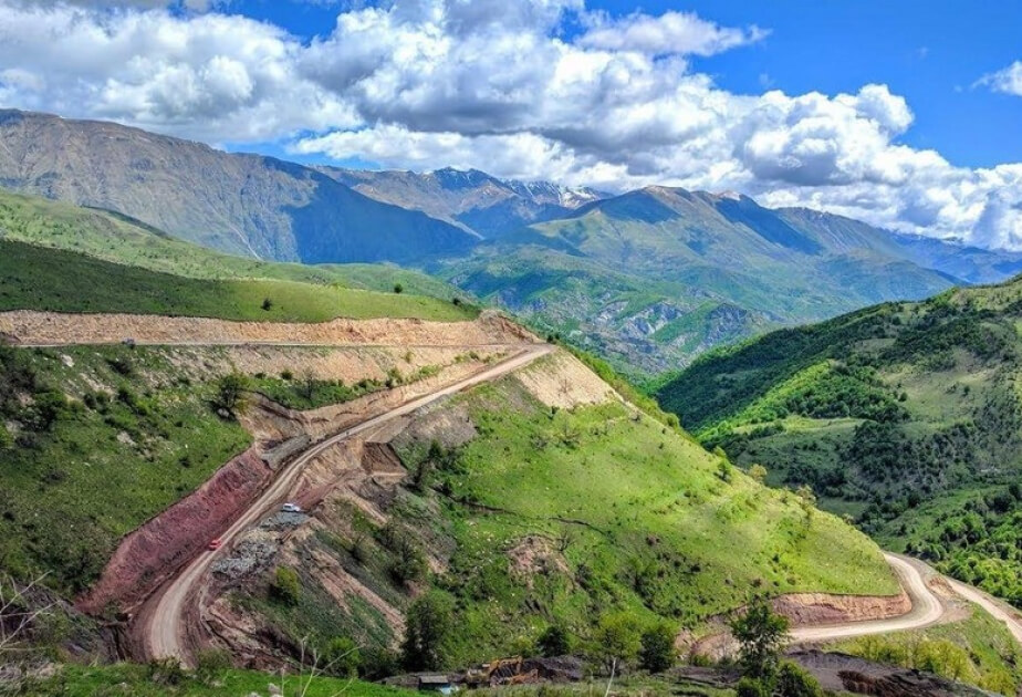 Qarabağ və Şərqi Zəngəzurda 3,4 min km uzunluğa malik avtomobil yolları inşa edilir